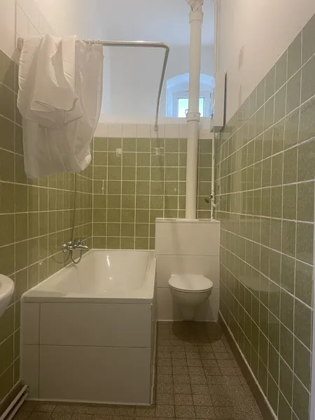 Unsanierte 2 Zimmer Wohnung mit Balkon und Gasetagneheizung — photo 1